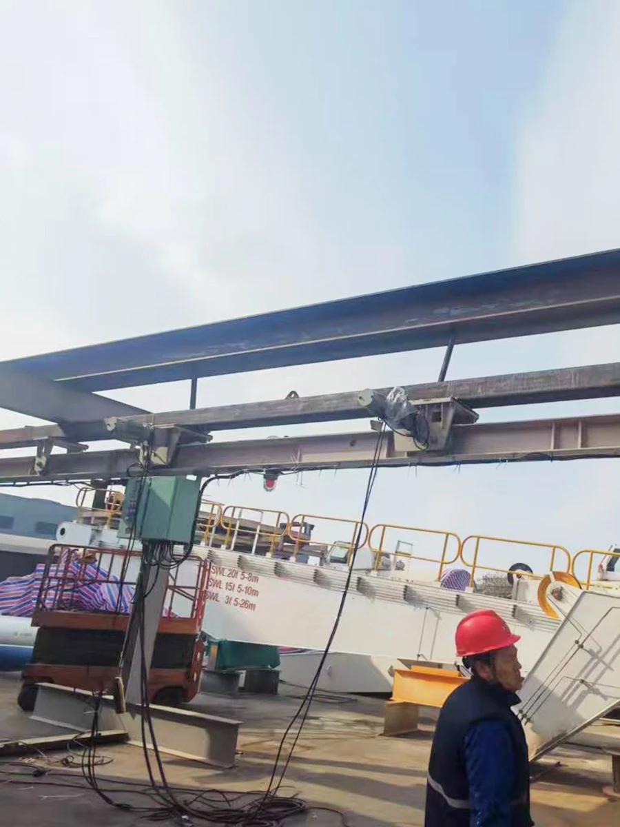 The monorail overhead crane is being assembled. The monorail overhead crane is being assembled.